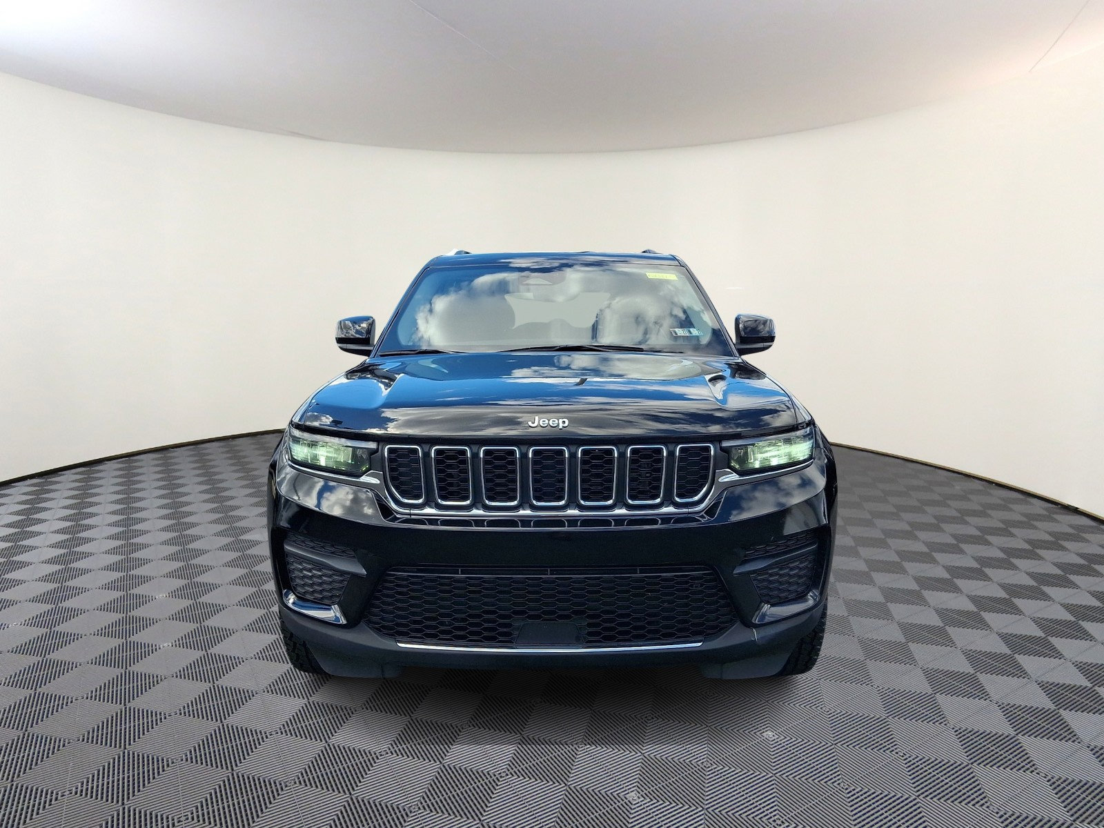 Used 2023 Jeep Grand Cherokee Laredo w/ Luxury Tech Group I AWD/4WD image 2