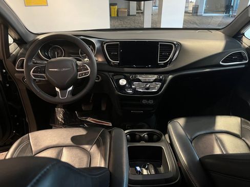 Used 2025 Chrysler Pacifica Select image 34