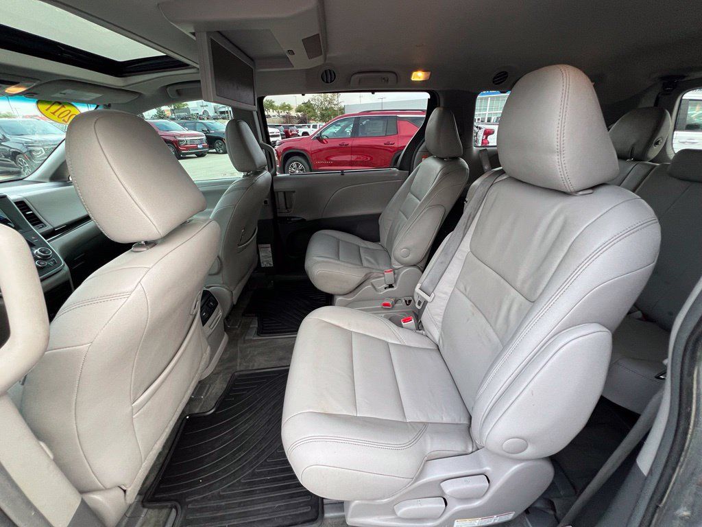 Used 2017 Toyota Sienna FWD image 19