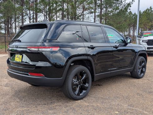 Used 2025 Jeep Grand Cherokee Altitude image 3