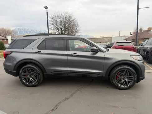 Used 2025 Ford Explorer ST-Line w/ ST-Line Street Pack image 4