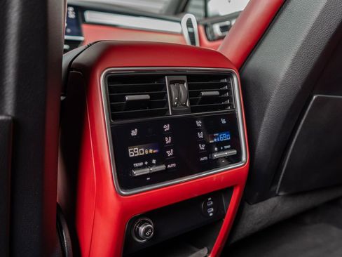 Certified 2023 Porsche Cayenne Platinum Edition w/ Premium Package Plus image 27