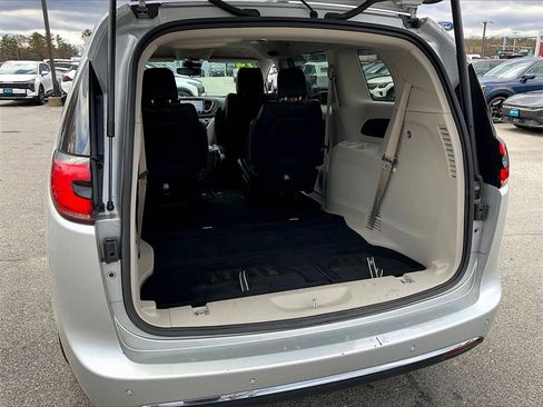 Used 2024 Chrysler Pacifica Touring-L image 34