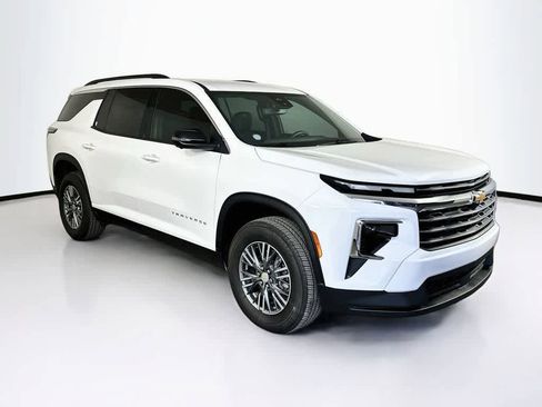 Used 2025 Chevrolet Traverse LT w/ Driver Confidence Package FWD image 24