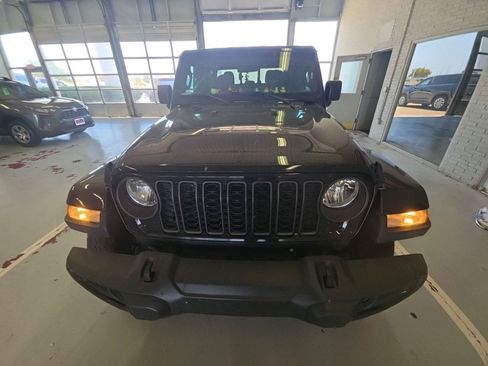Used 2024 Jeep Gladiator Sport AWD/4WD image 2