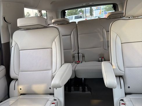 Used 2023 GMC Yukon XL Denali image 11