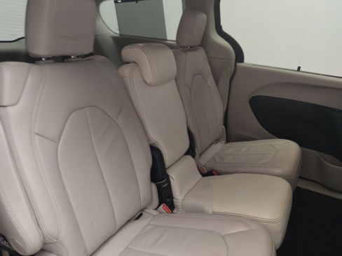 Used 2017 Chrysler Pacifica Touring-L image 19