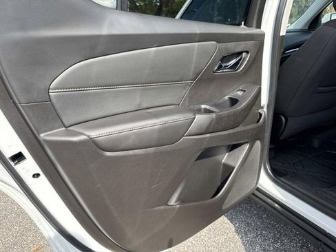 Used 2021 Chevrolet Traverse LT image 13