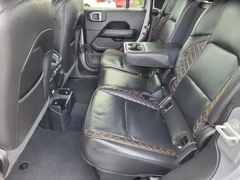 Used 2021 Jeep Gladiator Overland AWD/4WD image 12