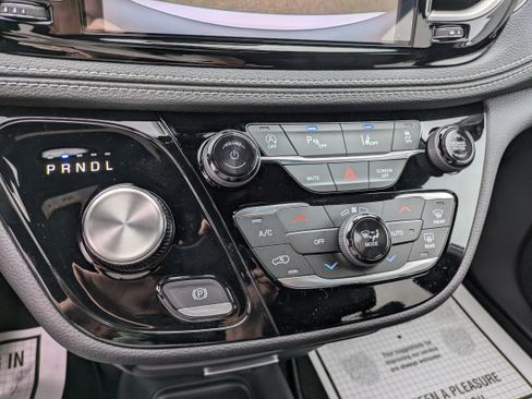 Used 2026 Chrysler Pacifica Select image 22