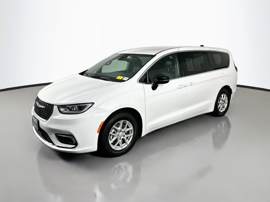 Used 2025 Chrysler Pacifica Select FWD image 3