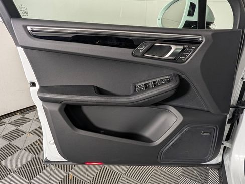 New 2026 Porsche Macan image 25