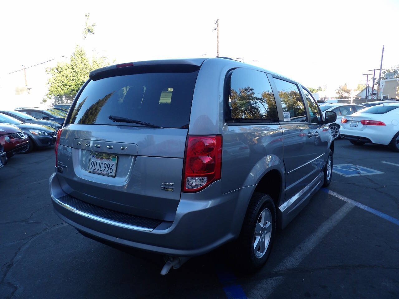 Used 2013 Dodge Grand Caravan SXT FWD image 3