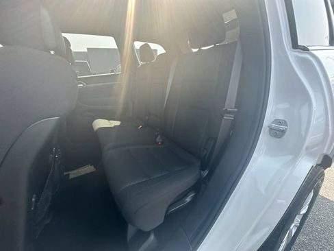 Certified 2021 Jeep Grand Cherokee Laredo w/ Security & Convenience Group AWD/4WD image 24