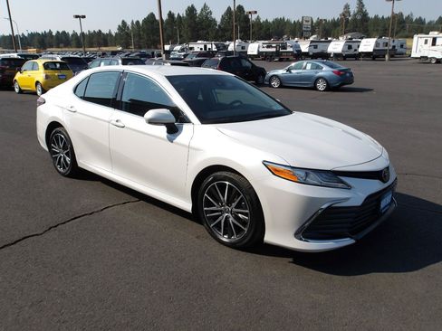 Used 2023 Toyota Camry XLE w/ Cold Weather Package FWD image 7