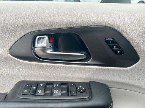 Used 2023 Chrysler Pacifica Touring-L FWD image 45