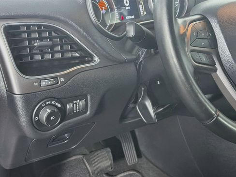 Used 2019 Jeep Cherokee Latitude Plus FWD image 17