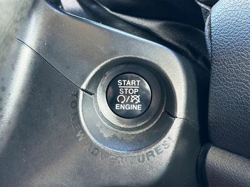 Used 2017 Jeep Renegade Latitude w/ Popular Equipment Group FWD image 32