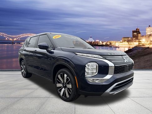 Used 2025 Mitsubishi Outlander SE image 4