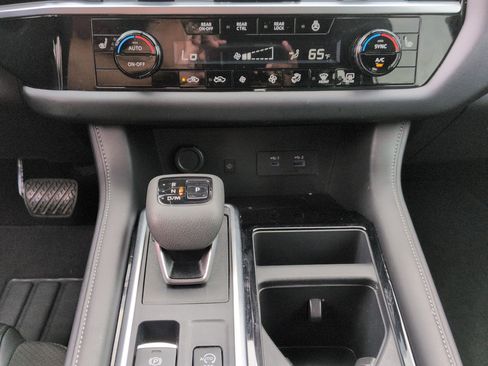 Used 2025 Nissan Pathfinder SL AWD/4WD image 26