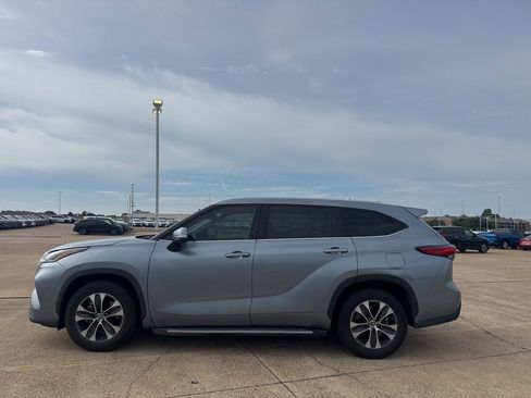Used 2021 Toyota Highlander XLE FWD image 13