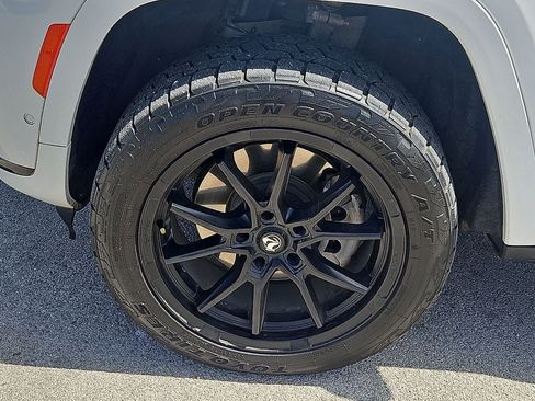 Used 2023 Jeep Grand Cherokee L Summit AWD/4WD image 13