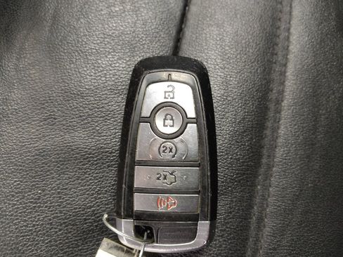 Used 2017 Ford Fusion SE w/ Fusion SE Technology Package FWD image 32