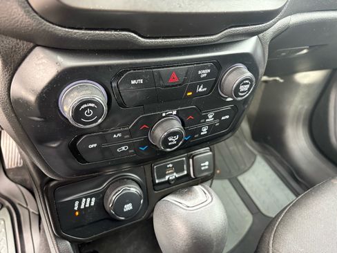 Used 2021 Jeep Renegade Latitude image 14