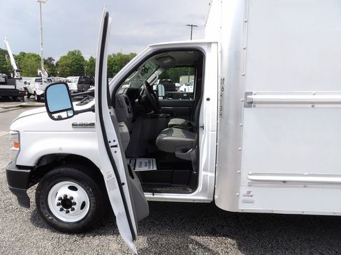 Used 2021 Ford E-350 and Econoline 350 Super Duty RWD image 13