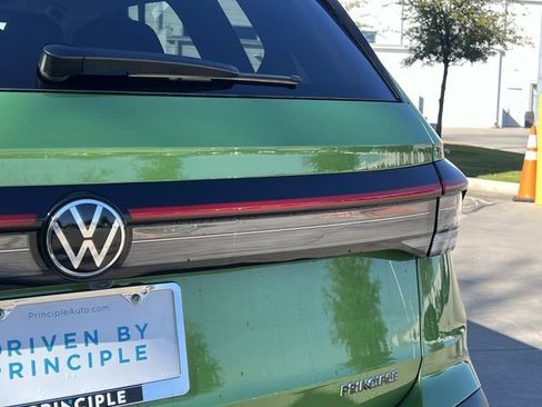 New 2026 Volkswagen Taos SE FWD image 5