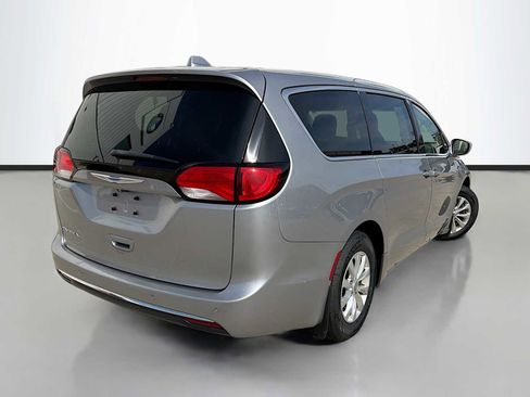 Used 2018 Chrysler Pacifica Touring Plus FWD image 3