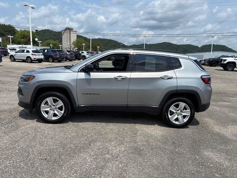 Used 2022 Jeep Compass Latitude w/ Convenience Group AWD/4WD image 2