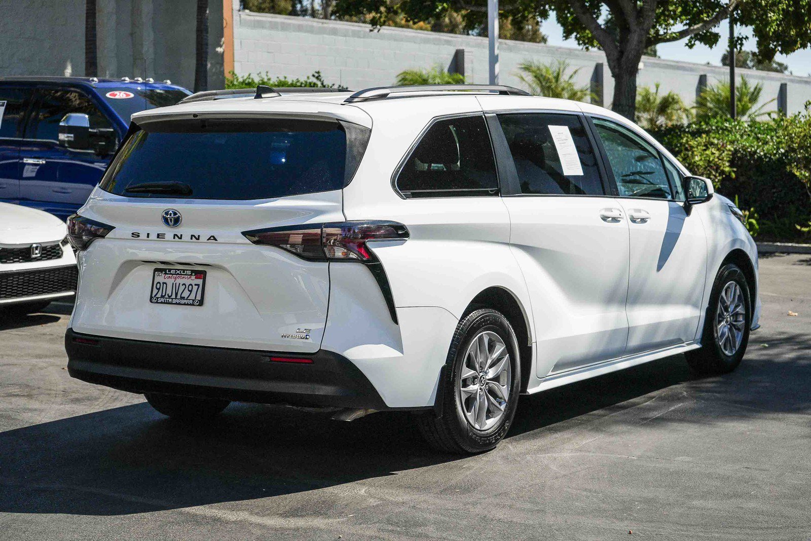 Used 2023 Toyota Sienna LE w/ LE Plus Package FWD image 6