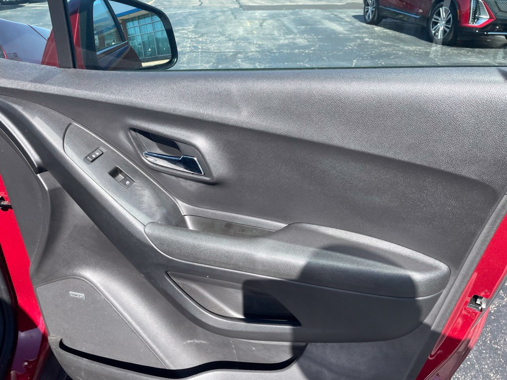 Used 2020 Chevrolet Trax LT w/ Sun & Sound Package FWD image 9