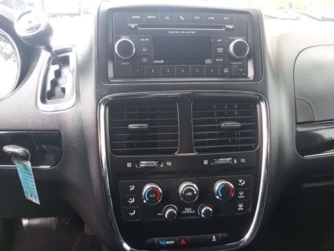 Used 2016 Dodge Grand Caravan SE FWD image 14