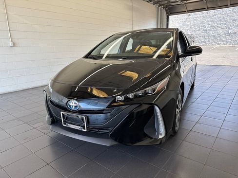 Used 2021 Toyota Prius Prime XLE FWD image 3
