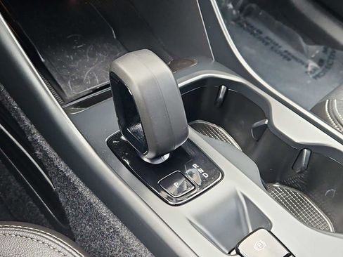 Used 2024 Volvo XC40 B5 Core image 24