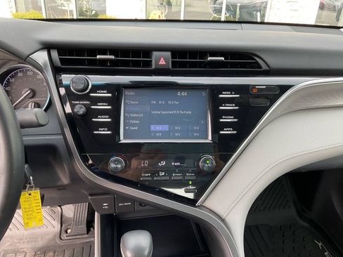Used 2018 Toyota Camry SE w/ Moonroof Package FWD image 19