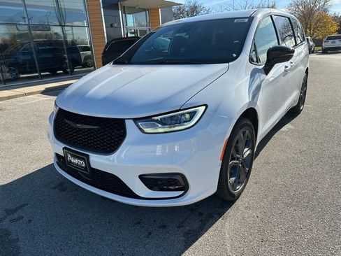 New 2026 Chrysler Pacifica Select AWD/4WD image 2
