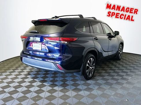 Used 2022 Toyota Highlander XLE AWD/4WD image 8