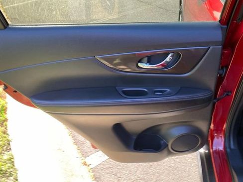 Used 2019 Nissan Rogue SV image 10