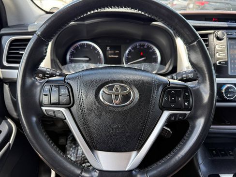 Used 2019 Toyota Highlander XLE AWD/4WD image 35