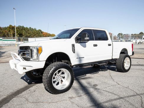 Used 2017 Ford F250 XLT image 2