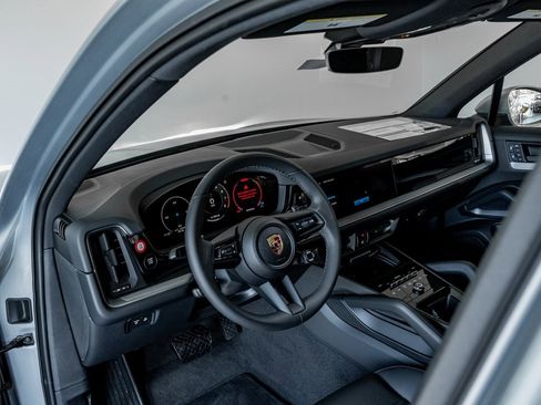 Certified 2024 Porsche Cayenne image 4