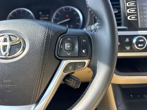 Used 2018 Toyota Highlander XLE image 18