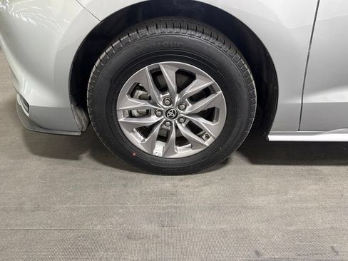 Used 2025 Toyota Sienna XLE FWD image 9