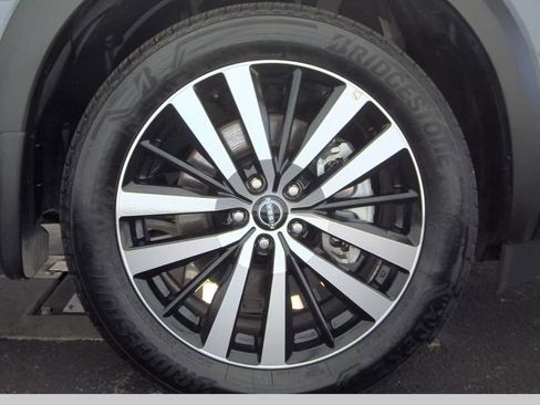 Used 2025 Nissan Pathfinder Platinum image 11