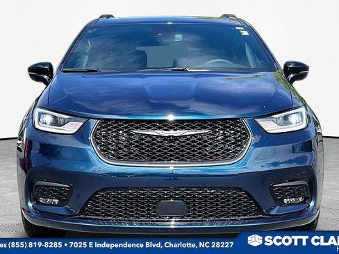 Used 2025 Chrysler Pacifica Limited FWD image 2