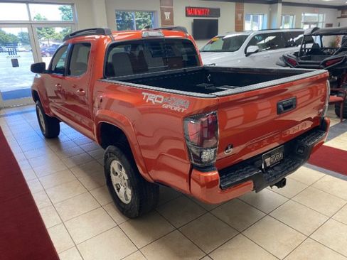 Used 2018 Toyota Tacoma TRD Sport AWD/4WD image 5