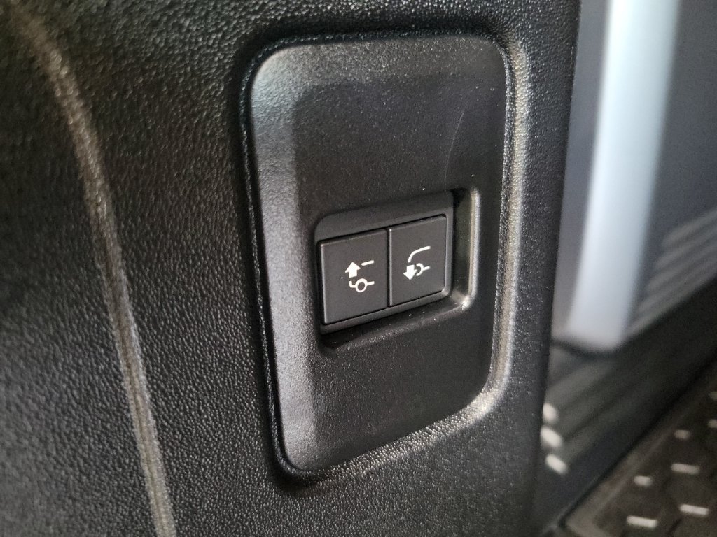 Used 2024 Land Rover Defender 110 V8 AWD/4WD image 30